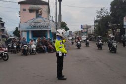 Polisi urai kepadatan arus kendaraan di jalur Garut saat hari Lebaran