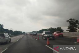 Petugas sempat terapkan contraflow di jalan Tol Jakarta-Cikampek atasi kepadatan