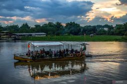 Lonjakan Pengguna Penyeberangan Sungai Brantas di Jatikalen
