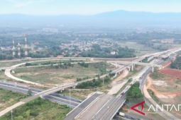 Petugas buka akses Sadang untuk fungsikan Tol Japek II Selatan pada H+1 Lebaran
