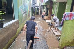 Warga Kebon Pala mulai bersihkan lumpur usai banjir