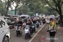 Antrean Kendaraan Tak Bergerak, Jalur Bandung-Cianjur Satu Arah