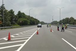 Petugas sterilisasi jalur jelang penerapan one way di ruas Tol Cipali