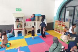 Penumpang nikmati fasilitas di stasiun tunggu waktu keberangkatan