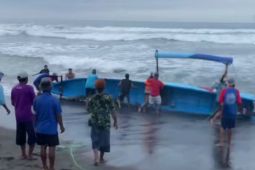 SAR Parangtritis evakuasi dua perahu nelayan terbalik di Pantai Depok