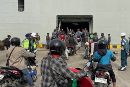 811 pemudik bermotor dari Semarang balik Jakarta naik kapal perang
