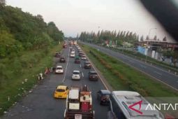 Lalu lintas Tol Cipali melambat akibat kendaraan yang berhenti di bahu jalan
