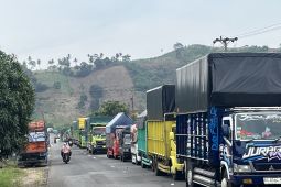 Antrean kendaraan logistik di Pelabuhan pembantu PT SMA mengular hingga 5 KM