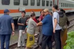 Prabowo tinjau bantaran rel Senen, siapkan hunian layak