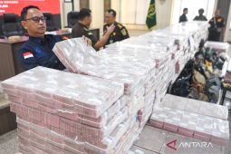 Rupiah melemah dipengaruhi volatilitas harga minyak dunia