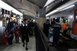Mobilitas penumpang kereta angkutan lebaran di Stasiun Malang
