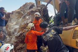 Basarnas evakuasi jenazah sopir ekskavator yang tertimpa longsor di Baubau