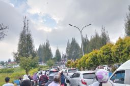 Objek wisata Danau Diatas masih ramai dikunjungi wisatawan hari ke tujuh Lebaran