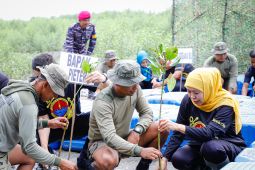 Khofifah dan Pasmar 2 sinergi jaga kelestarian pesisir Surabaya