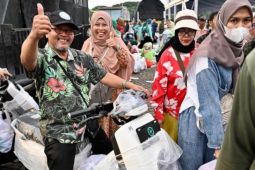 Warga menang doorprize motor listrik di Bazar Rakyat Monas