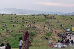Ribuan wisatawan padati Bukit Merese Mandalika