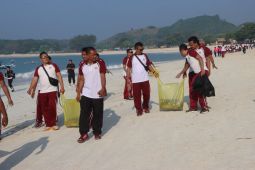 Sampah di kawasan Pantai Tanjung Aan Mandalika dibersihkan