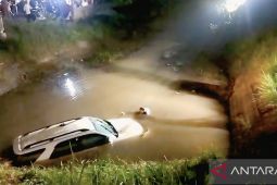 Mobil pemudik terjun ke irigasi di OKU Timur, lima penumpang selamat dari maut