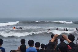 Dua wisatawan terseret ombak di pantai selatan Jember