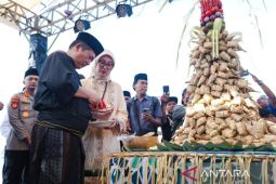 Lebaran Topat dan wisata yang bersandar