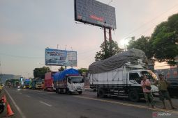 Ratusan truk logistik antre 12 jam di penyeberangan Ketapang-Gilimanuk