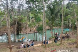Nikmati wisata alam di bawah bukit, pengunjung padati Aik Biru Bukit Senja