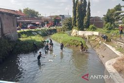 Masyarakat Bantul melaksanakan aksi bersih sungai dukung Gerakan ASRI