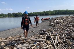 Tim SAR gabungan mencari korban tenggelam di muara Sungai Opak Bantul
