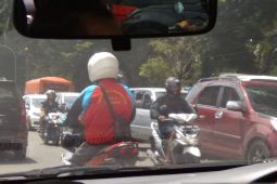 Longsor picu kemacetan lalulintas hingga 2 km