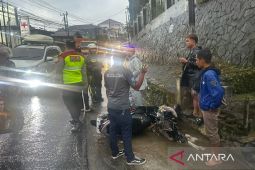 Petugas lakukan pencarian dua pengendara terbawa arus di Cipendawa-Cipanas