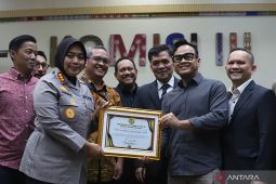 Kapolres Metro Bekasi terima penghargaan dari Komisi III DPR RI