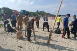Petugas gabungan operasi bersih-bersih sampah di objek wisata pantai Garut