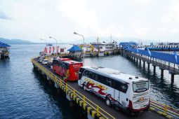 Antrean kendaraan menuju penyeberangan Ketapang-Gilimanuk terurai