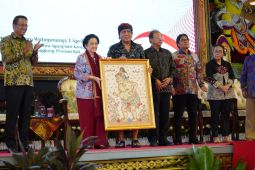 Megawati dan Menkum serahkan seratusan sertifikat HKI di Bali