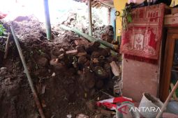 1 rumah rusak berat dan 7 terancam akibat longsor di Sumedang