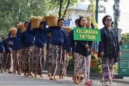 Belasan ribu pamong kelurahan di DIY ikuti kirab Mangayubagya 80 Tahun Sri Sultan HB X