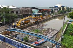 DPUPR Kota Tangerang turunkan alat berat angkat sampah Kali Ledug