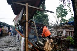 Dampak angin kencang di Blitar