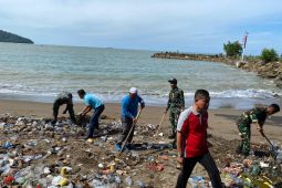 OPD Pemkab Pasaman Barat gotong royong bersihkan sampah di objek wisata pantai