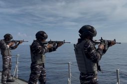 KRI Silas Papare-386 latihan menembak di Laut Natuna Utara