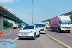 Petugas terapkan "contraflow" di Tol Japek di libur Jumat Agung