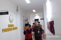 Kejari Tanjabbar tahan tiga tersangka korupsi PDAM Tirta Pengabuan