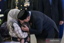 Momen haru Presiden Prabowo cium kepala bayi prajurit TNI yang gugur