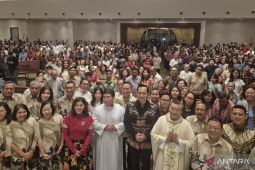 AHY sapa ribuan jemaat misa malam suci Paskah Gereja Paroki Lubang Buaya Bekasi