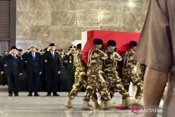 SBY pakai baret khas pasukan perdamaian saat bertakziah ke prajurit yang gugur