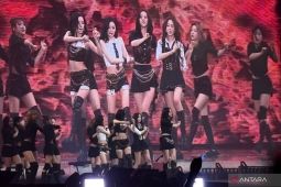 Kostum Karina aespa nampak bermasalah saat bawakan lagu Rich Man