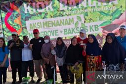 Gubernur Babel-Kiok Bangka bagikan ratusan paket sembako Cheng Beng