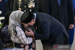 Momen haru Presiden Prabowo cium anak prajurit TNI yang gugur