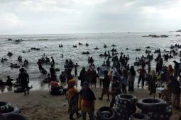 Ribuan wisatawan lokal padati kawasan wisata Pantai Carita Pandeglang, Banten