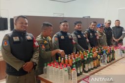 Satpol PP Cianjur sita ratusan miras dari kios berkedok depot jamu,